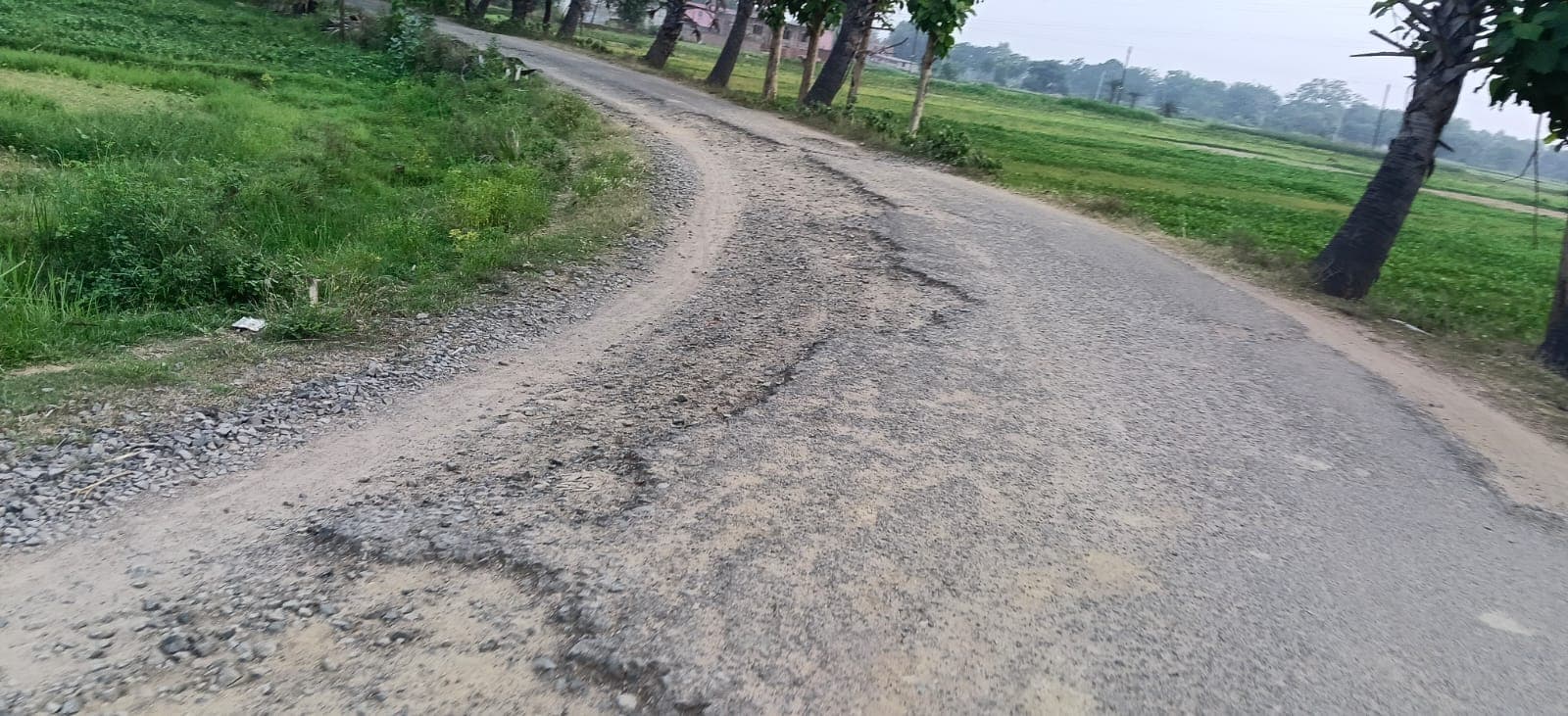 सिमरातरी-गरवन्ना मुख्य सड़क बदहाल, ग्रामीणों ने की मरम्मत की मांग