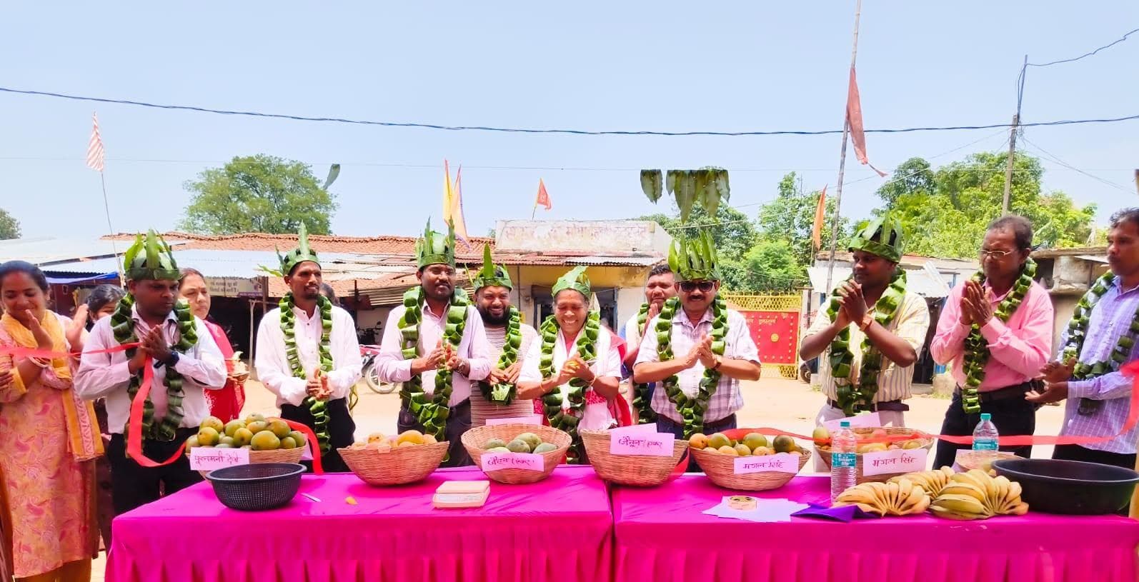 बंदगांव में आम बिक्री स्टॉल का शुभारंभ, दीदी किसानों को मिलेगा बेहतर बाजार-बीडीओ