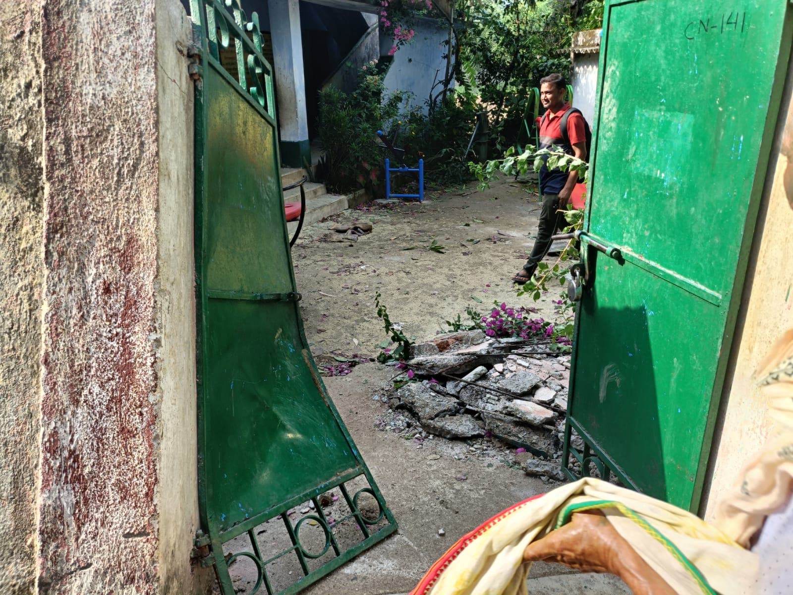 स्कूल की दीवार व किचन शेड तोड़ चट कर गया एमडीएम की 5 बोरी चावल