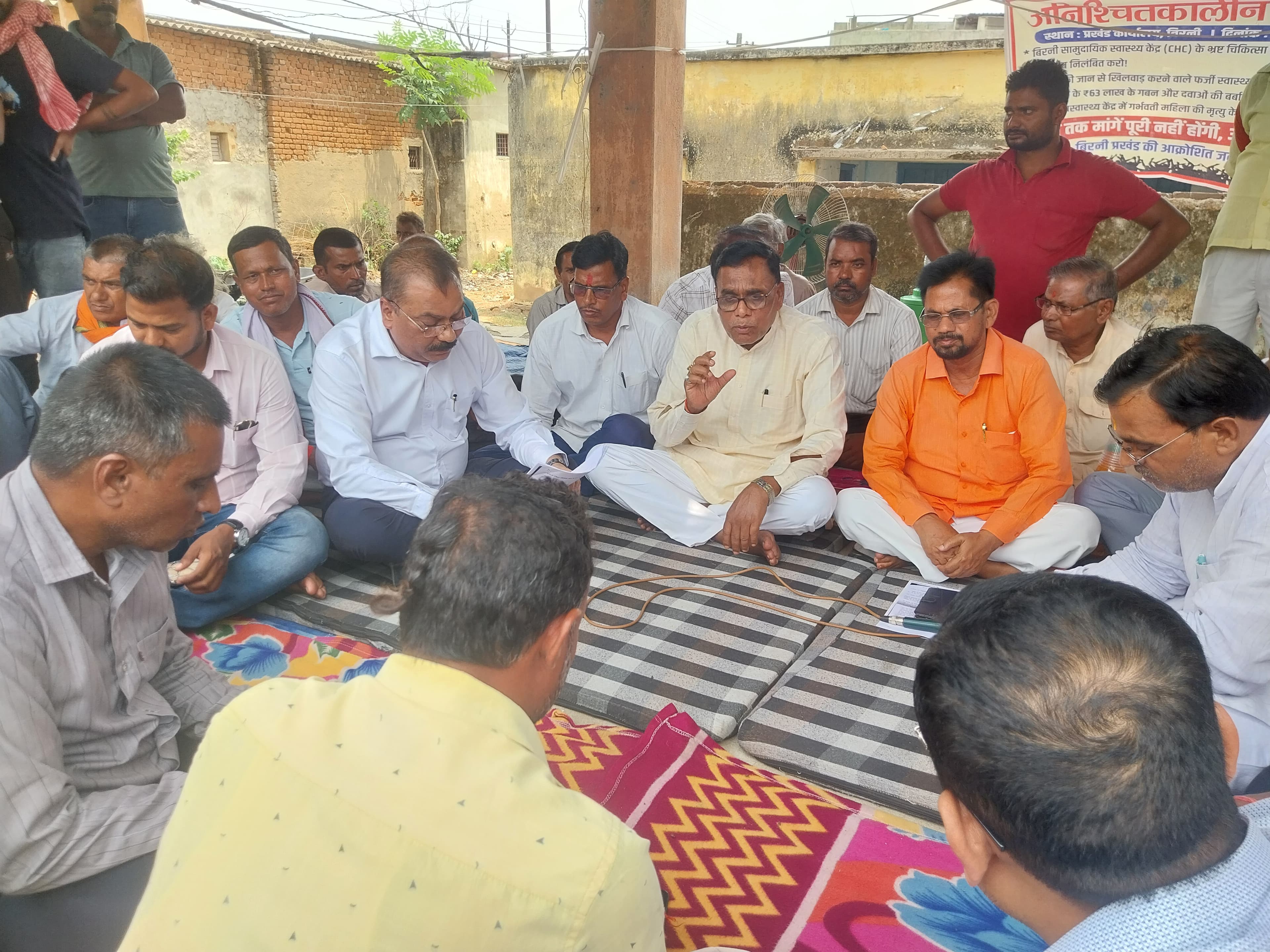 Giridih News :धरना समाप्त कराने पहुंचे विधायक व सीएस बैरंग लौटे