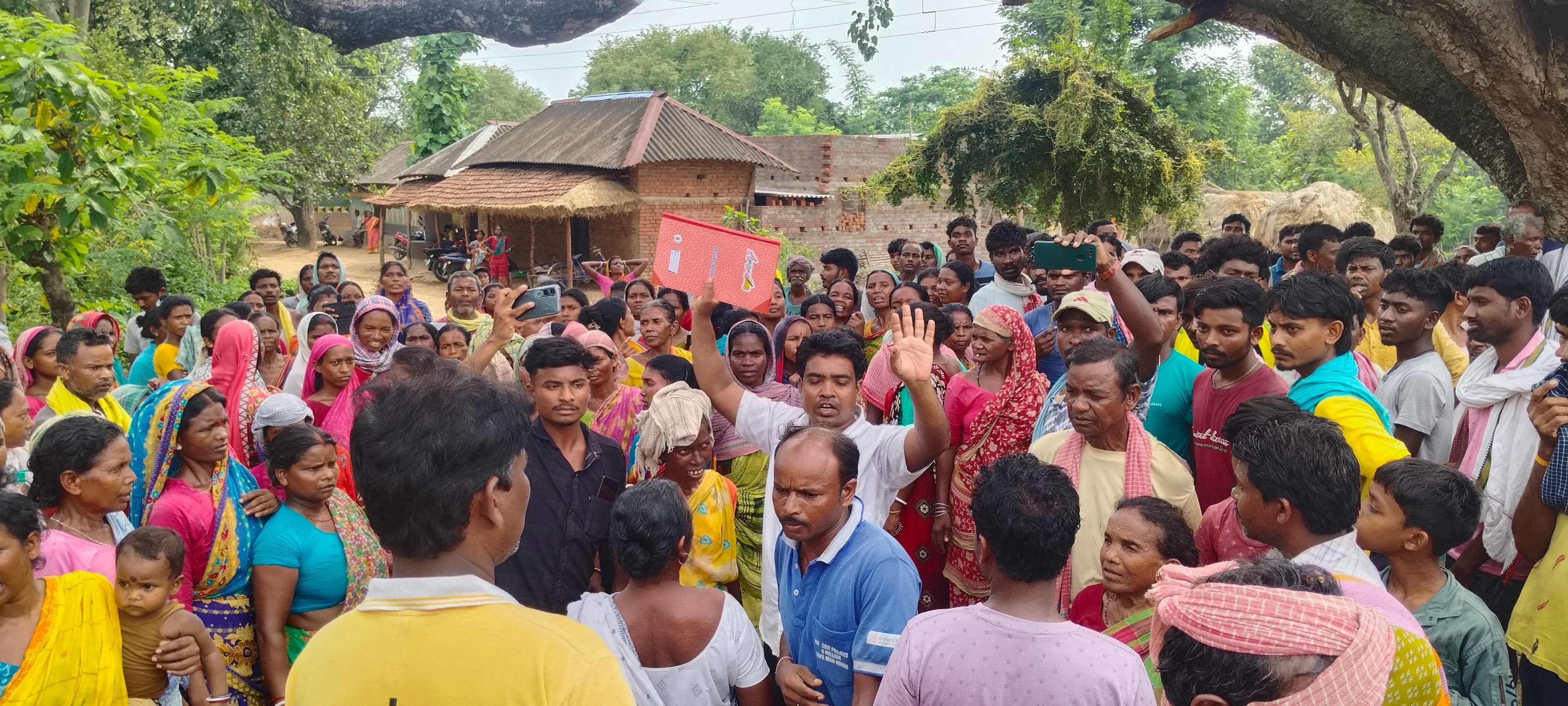 आंगनबाड़ी और आवासीय क्षेत्र के पास खनन का विरोध