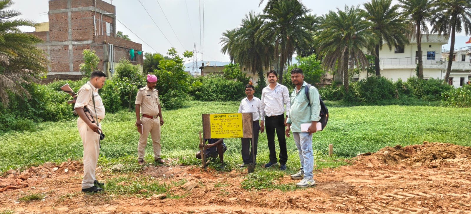 Jamshedpur News : मानगो : तालाब पाटकर सरकारी जमीन हड़पने की साजिश नाकाम, प्रशासन ने लगाया बोर्ड