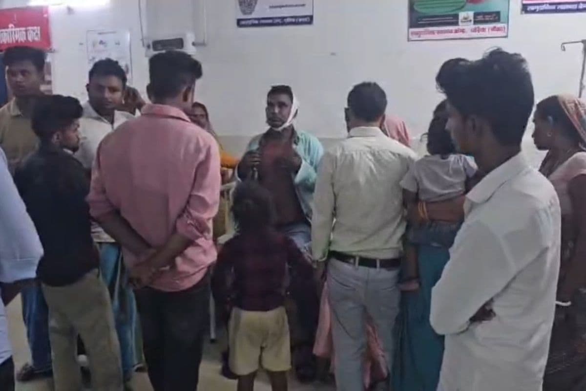 बांका में शिक्षक पर जानलेवा हमला : लोहे की रॉड से फोड़ा सिर, गंभीर हालत में मायागंज अस्पताल रेफर