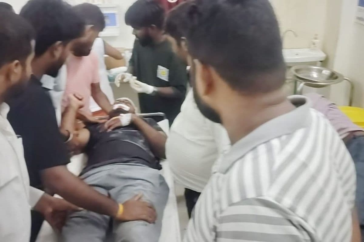 बांका में तेज रफ्तार बाइक खड़ी पिकअप से टकरायी, इलाज के दौरान युवक की मौत, दो घायल