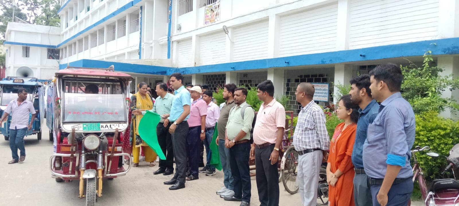बालश्रम निषेध दिवस: डीएम ने जागरूकता रथ को हरी झंडी दिखाकर किया रवाना