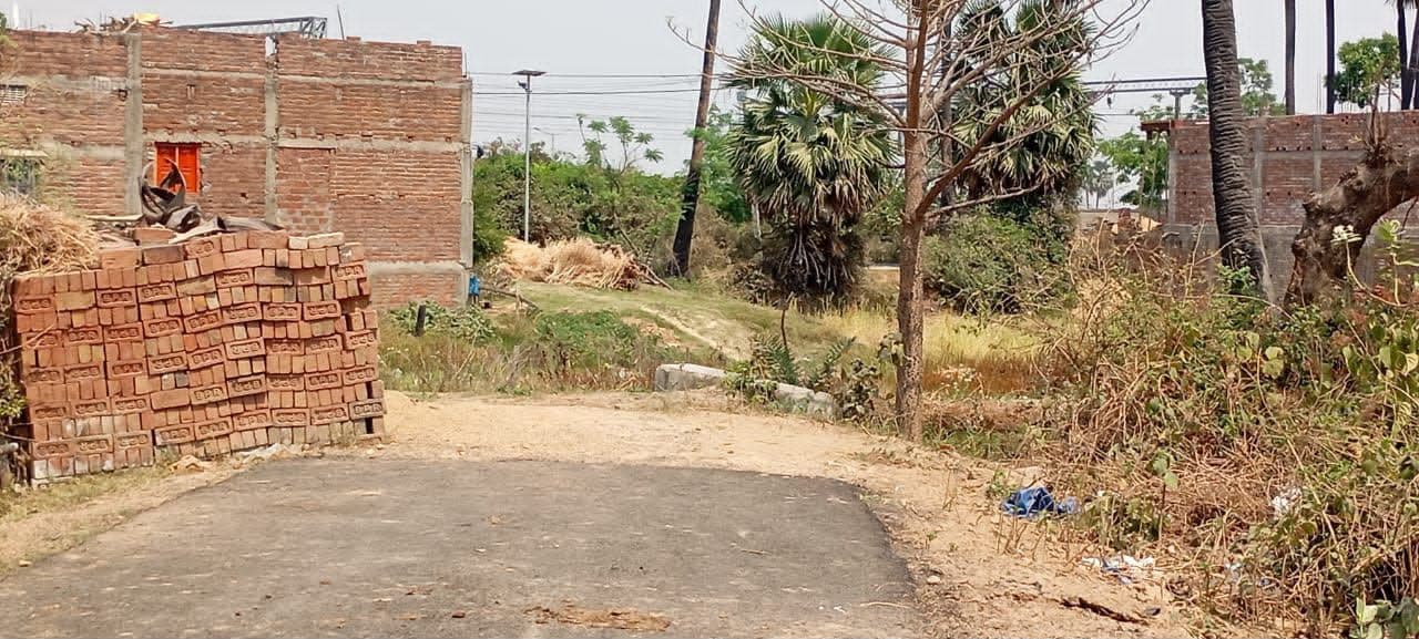 आठ वर्षों से अधूरी सड़क को मुख्य मार्ग से जोड़ने की मांग, डीएम को सौंपा आवेदन