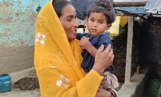 ट्रेन में लावारिस मिली 20 माह की मासूम को बाल संरक्षण इकाई को सौंपा