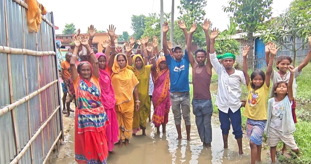 पांच वर्षों से जलजमाव की समस्या से जूझ रहे कबैया गांव के ग्रामीण