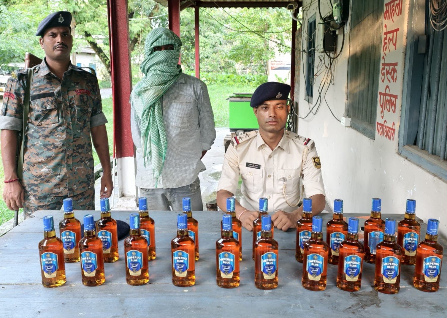 20 बोतल विदेशी शराब के साथ तस्कर गिरफ्तार