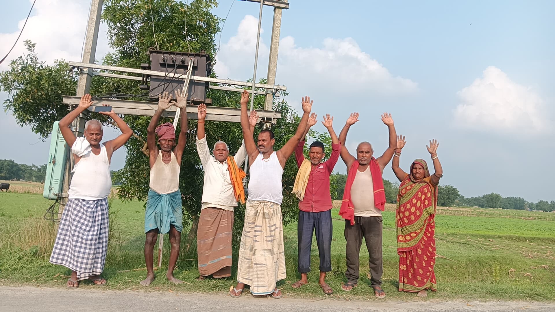 खेत तक एलटी तार नहीं पहुंचने पर प्रदर्शन