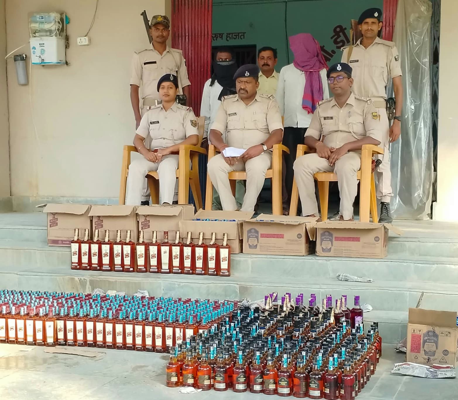 अमदाबाद में 477 लीटर विदेशी शराब के साथ दो तस्कर गिरफ्तार