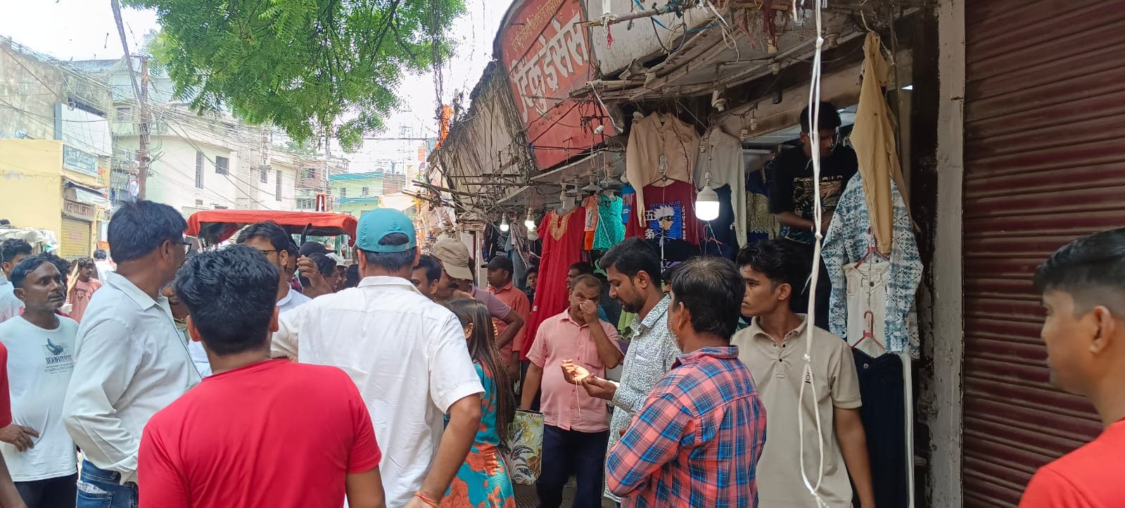 सड़क किनारे अस्थायी ढांचे व दुकानों को निगम ने कराया खाली
