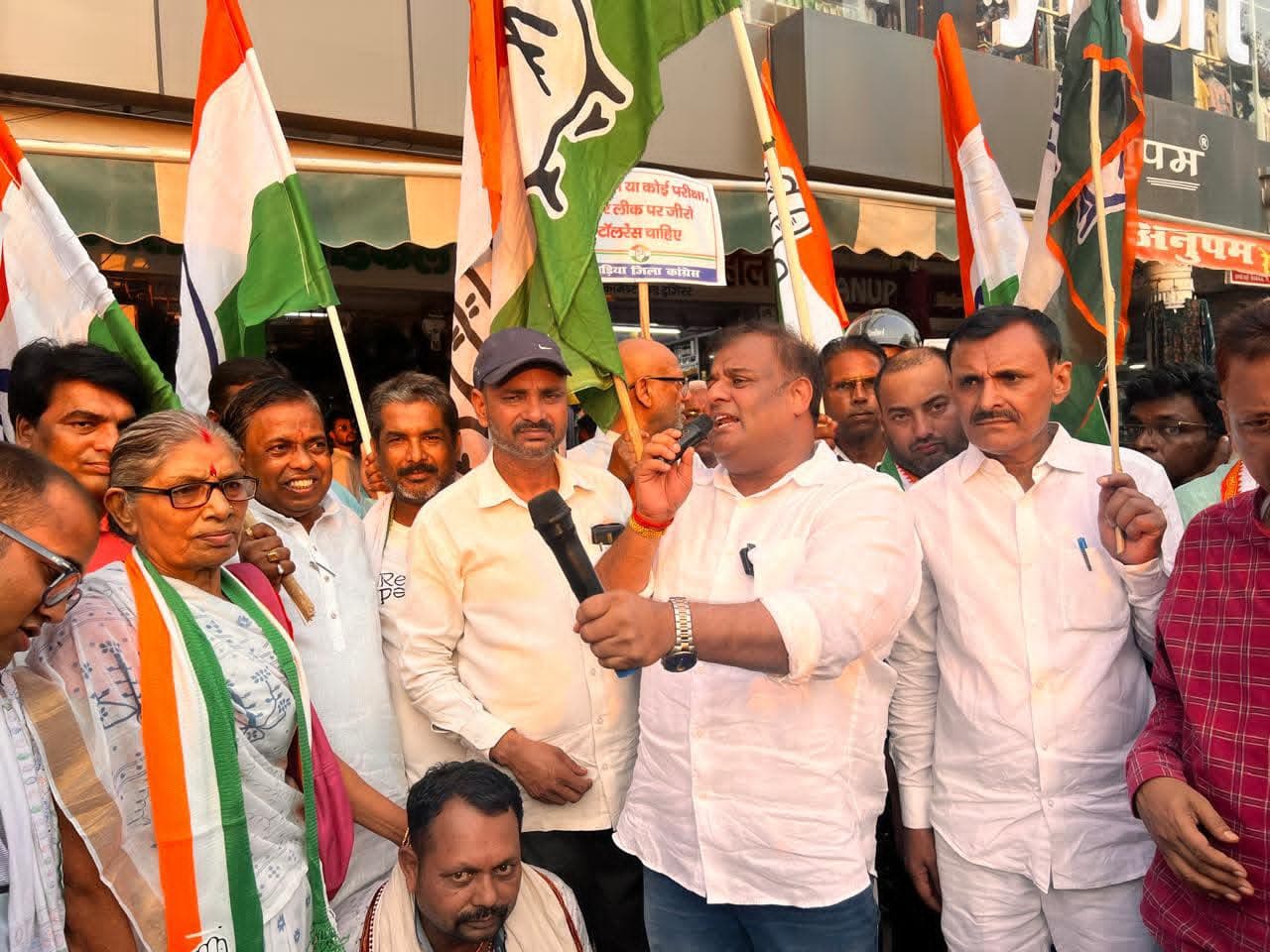 नीट पेपर लीक व जनविरोधी नीतियों के विरोध में कांग्रेसियों ने शहर में किया प्रदर्शन