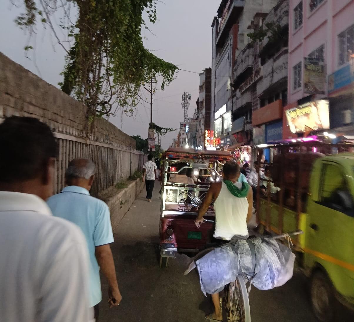 अंधेरे में डूबा जमालपुर स्टेशन से जुबली वेल चौक तक की सड़क, असुरक्षित महसूस कर रहे आमजन