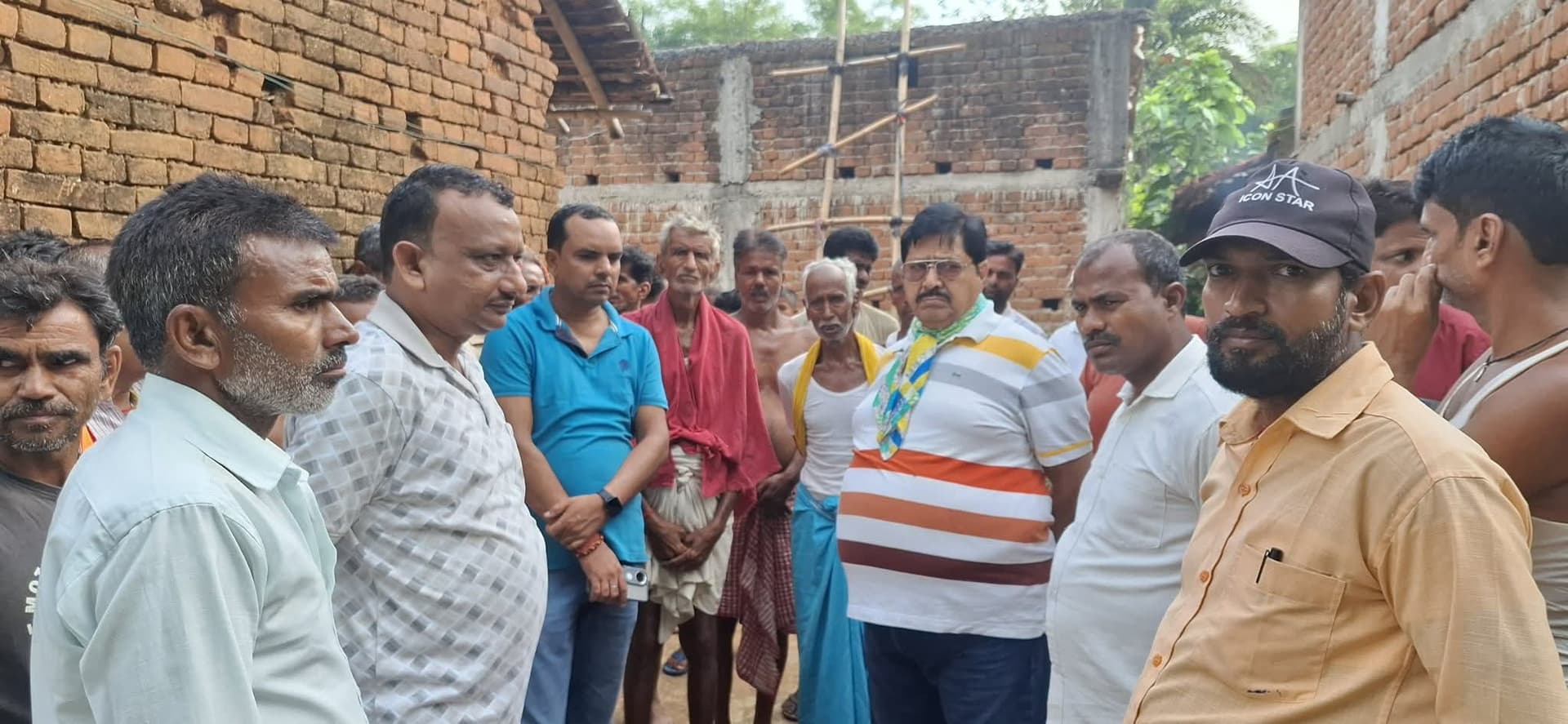 सुरा गांव में युवक का शव पेड़ से लटका मिला, पुलिस जांच में जुटी