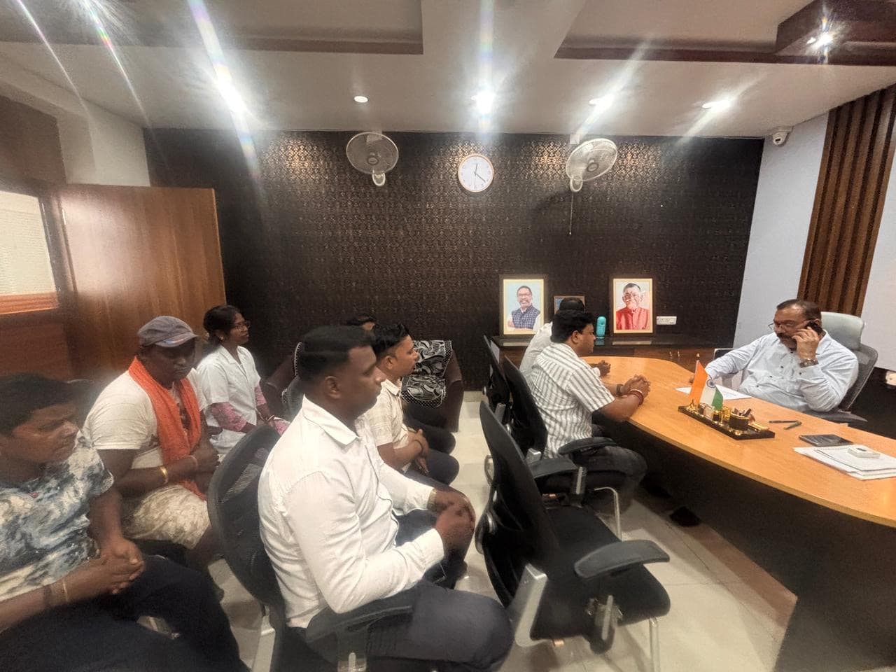 Giridh nesws :चार माह से वेतन नहीं मिलने पर आउटसोर्स स्वास्थ्यकर्मियों में आक्रोश