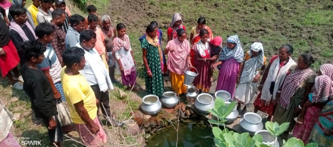 डुमरिया : गड्ढे का पानी पीने को विवश ग्रामीण, चलने लायक भी नहीं है सड़क