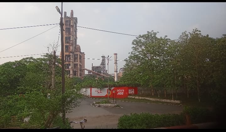 चाईबासा सीमेंट वर्क्स में डेढ़ माह से बंदी, 1500 मजदूरों के भविष्य पर संकट