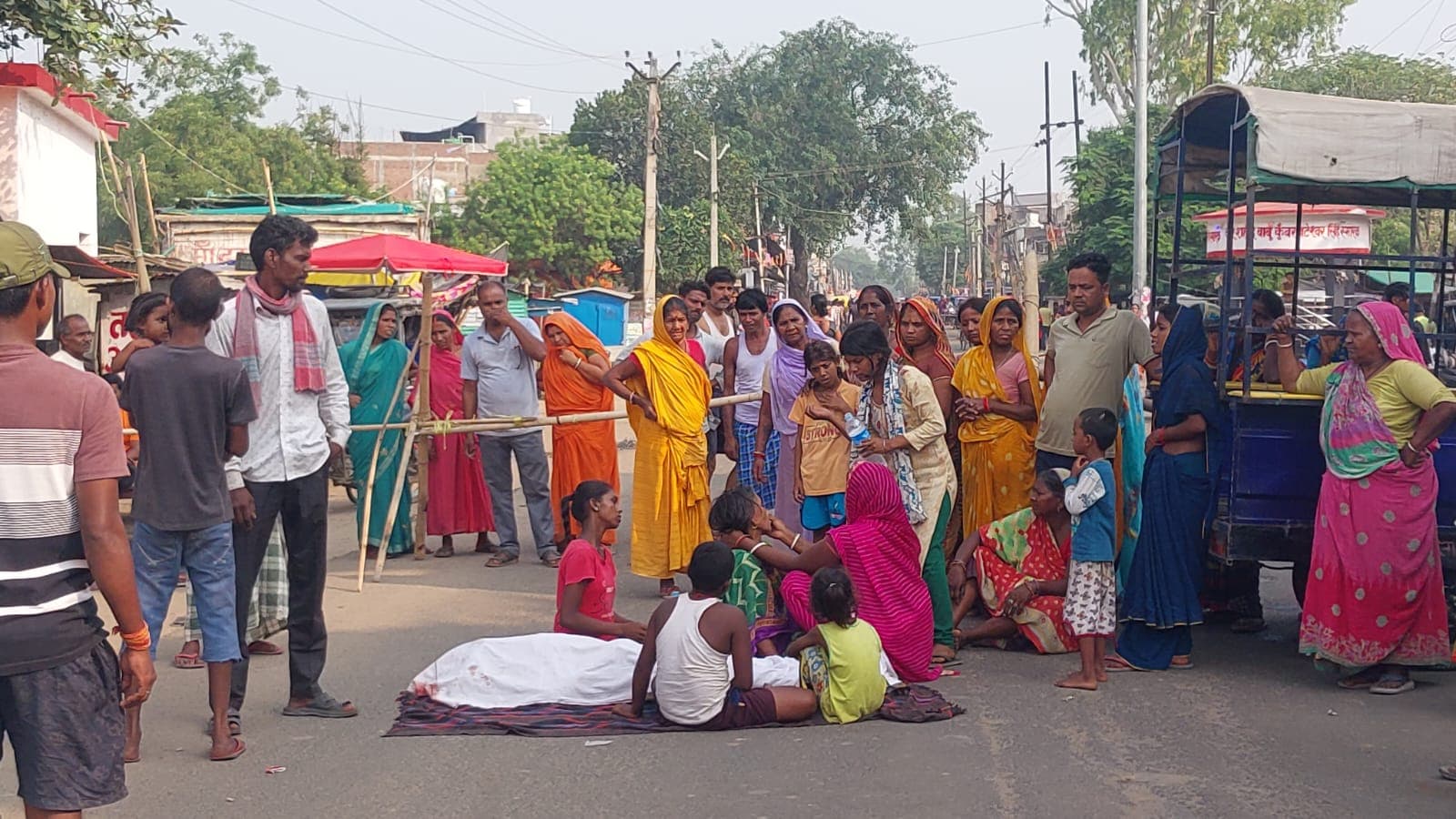 तेज रफ्तार पिकअप की चपेट में आये बुजुर्ग की मौत, दो घंटे सड़क जाम