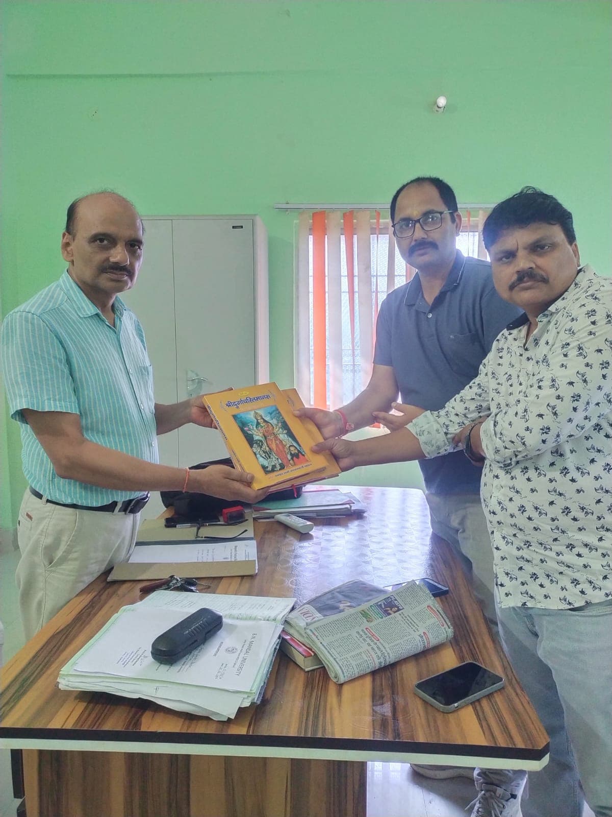 बीएनएमयू केंद्रीय पुस्तकालय को भेंट की गयी श्रीदुर्गाचरितमानस