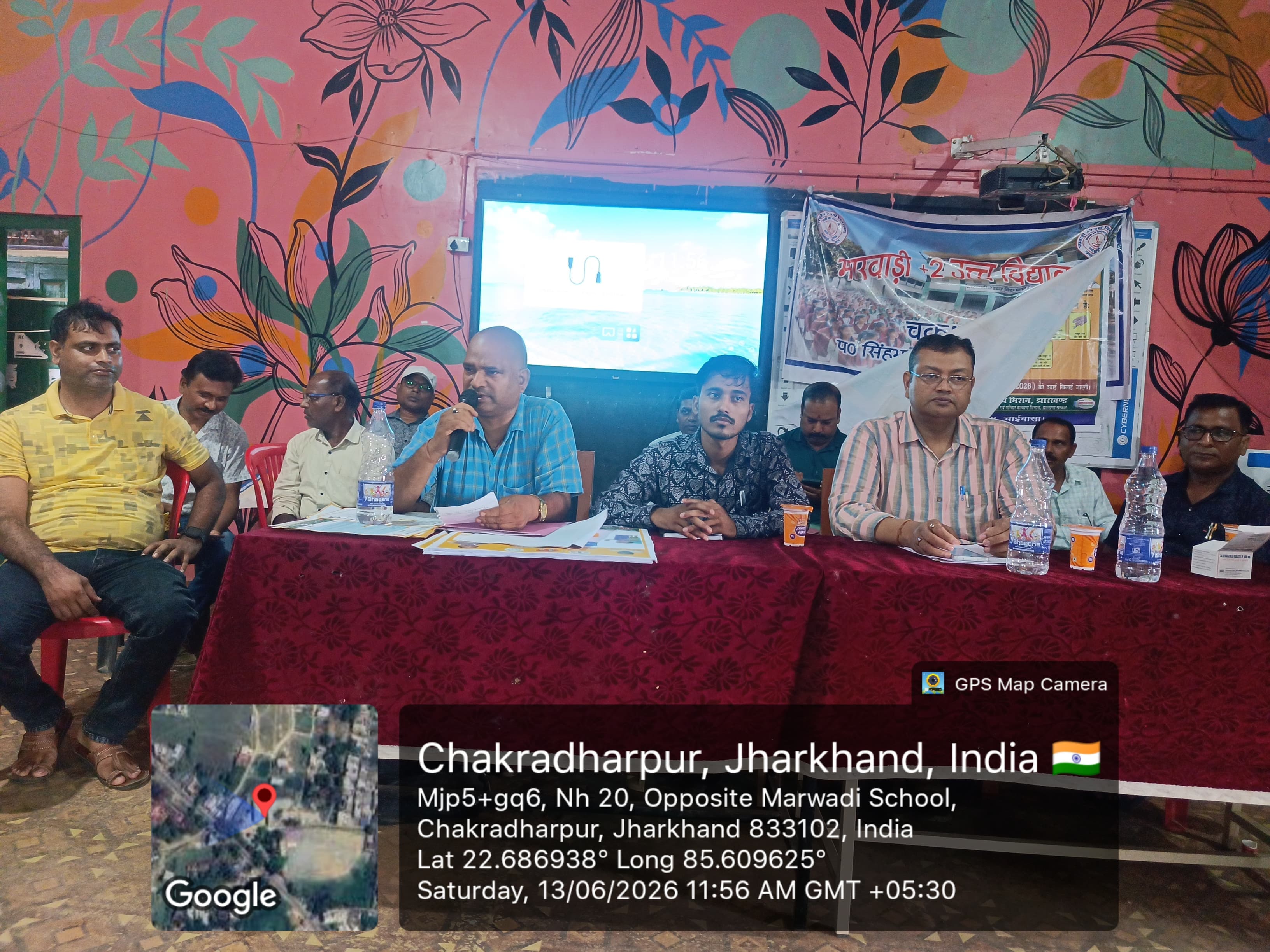 Chakradharpur News : जिन विद्यालयों के भवन जर्जर हैं, उन्हें सुरक्षित जगह स्थानांतरित करें