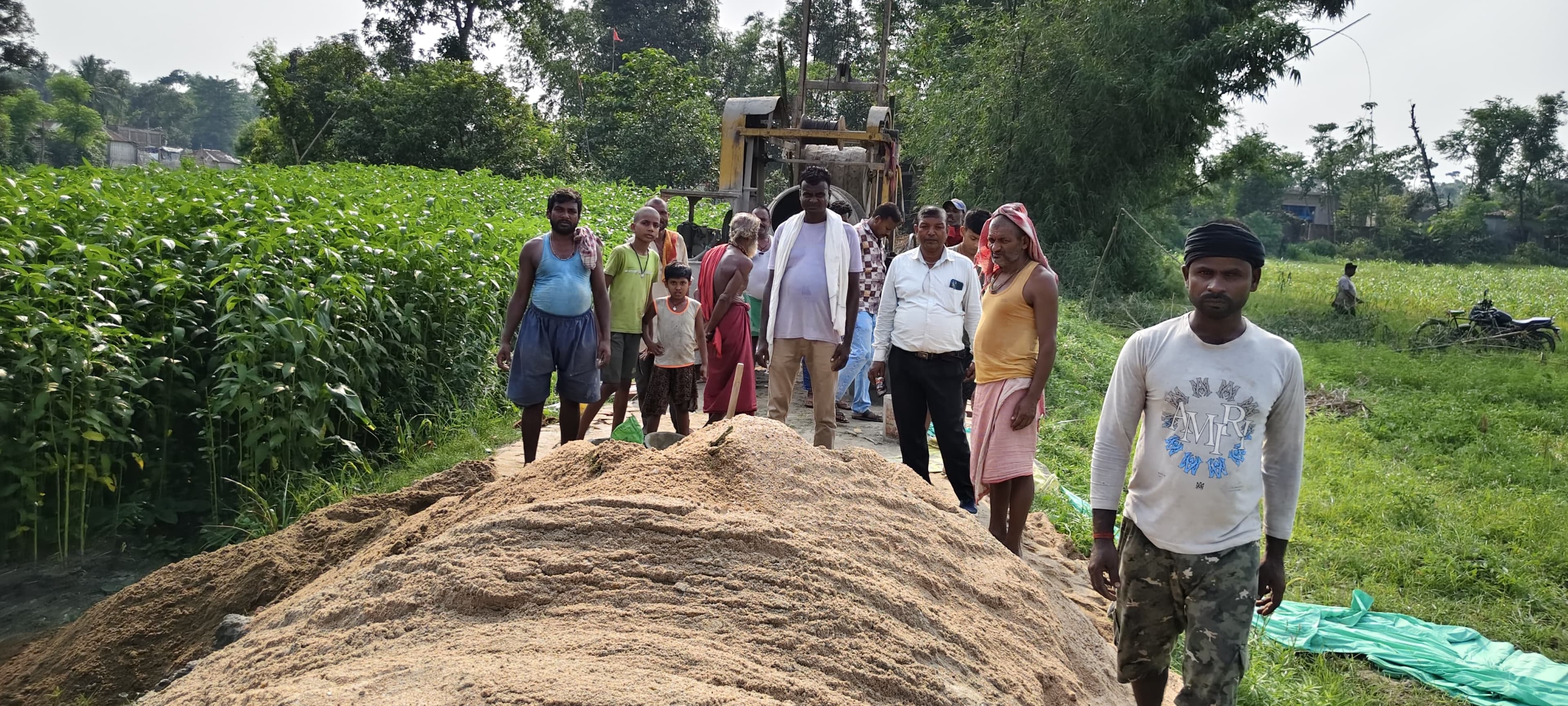 निर्माणाधीन पीसीसी सड़क में अनियमितता बरतने का ग्रामीणों ने लगाया आरोप