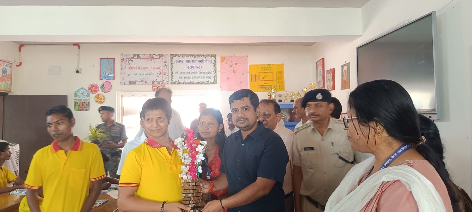 बाल संरक्षण संस्थानों का डीएम ने किया औचक निरीक्षण, बच्चों की सुविधाओं पर जताया संतोष