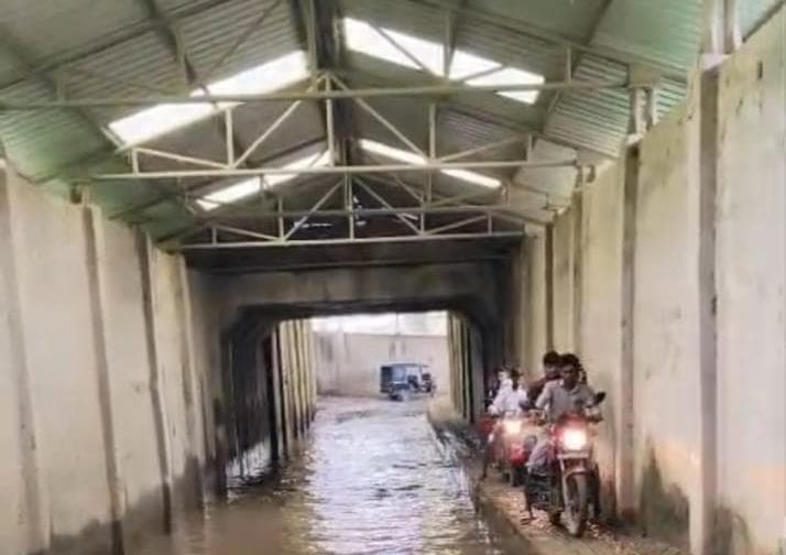 अंडर ग्राउंड रेल पुल में जलजमाव, राहगीर परेशान
