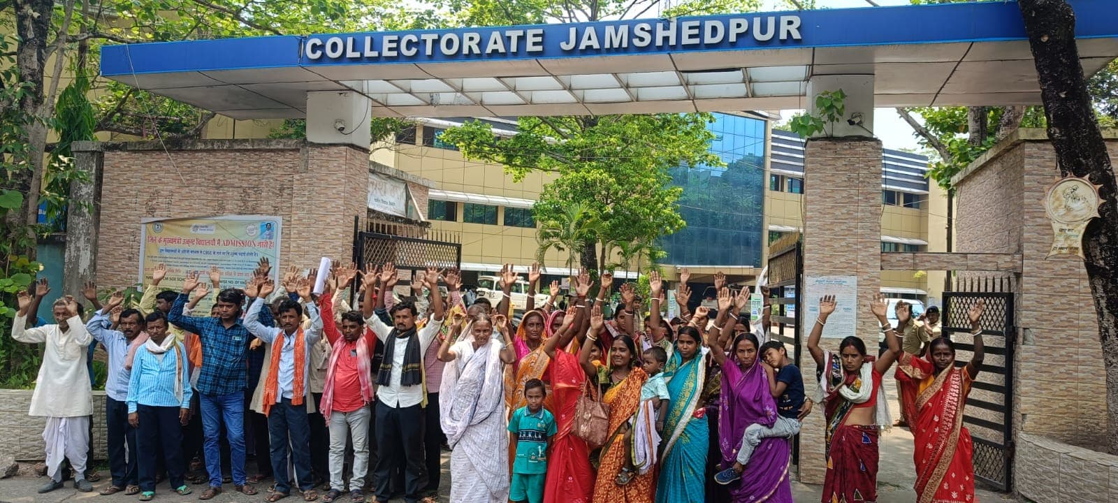 Jamshedpur News : पटमदा के कांकु में प्रस्तावित खनन परियोजना के समर्थन में ग्रामीणों का प्रदर्शन