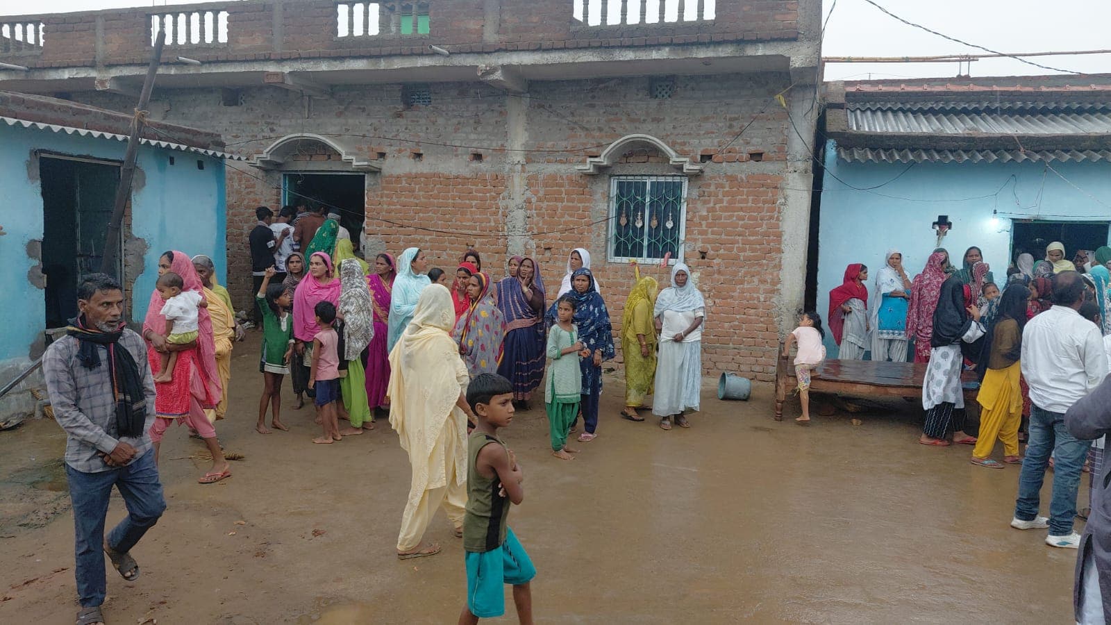 वज्रपात से एक बच्चे की मौत, दो भाई व पिता को लगा झटका