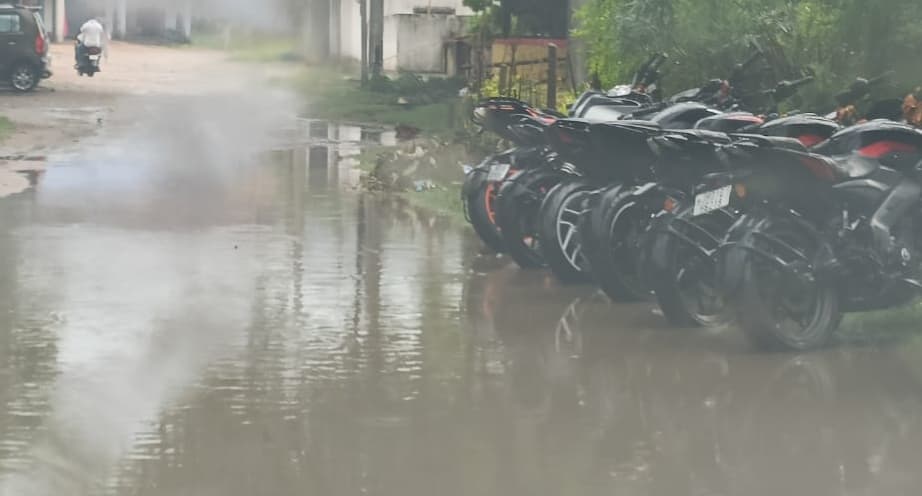 बारिश से मौसम सुहाना, गर्मी से मिली राहत