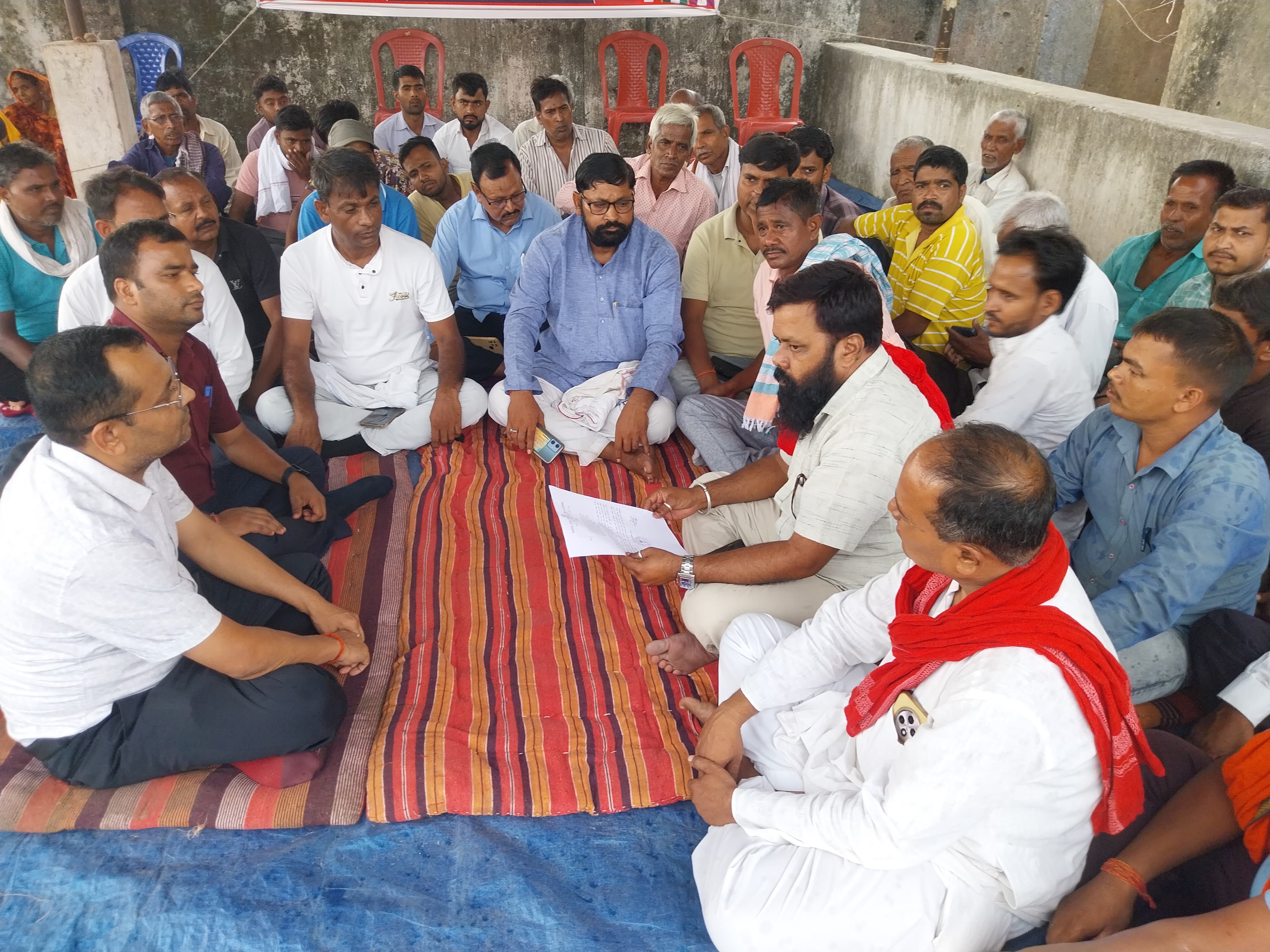 Giridih News :बीडीओ-सीओ के आश्वासन पर ग्रामीणों का धरना समाप्त