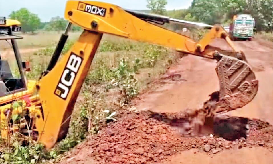 Rourkela News: कोइड़ा में ग्रामीणों ने जेसीबी से खोद दी सड़क, वाहनों के थमे पहिये