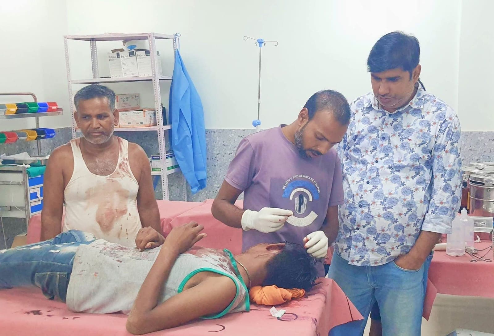 जमीनी विवाद में दो पक्षों के बीच हुई मारपीट, पिता-पुत्र सहित तीन लोग गंभीर रूप से हुए घायल, सीएचसी में चल रहा इलाज