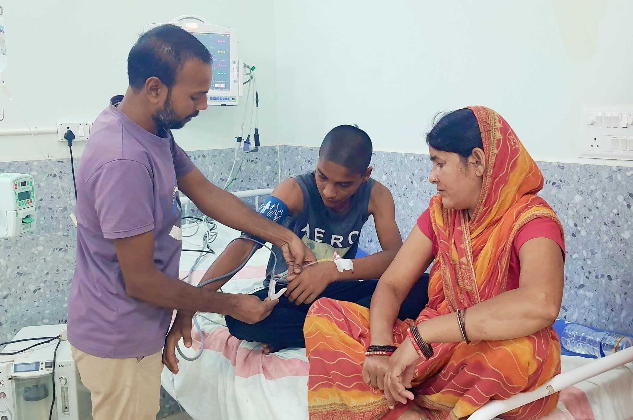 विषैले जीव के दंश से युवक की बिगड़ी तबियत, परिजनों ने अस्पताल में कराया भर्ती