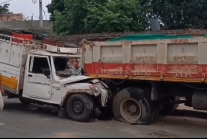 सड़क किनारे खड़े मालवाहक वाहन में पिकअप ने मारी टक्कर