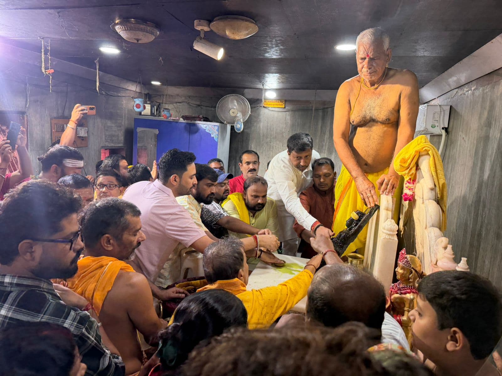 मंदार के मंदिरों में गूंजा भक्ति का स्वर, राज्य मंत्री ने की पूजा-अर्चना