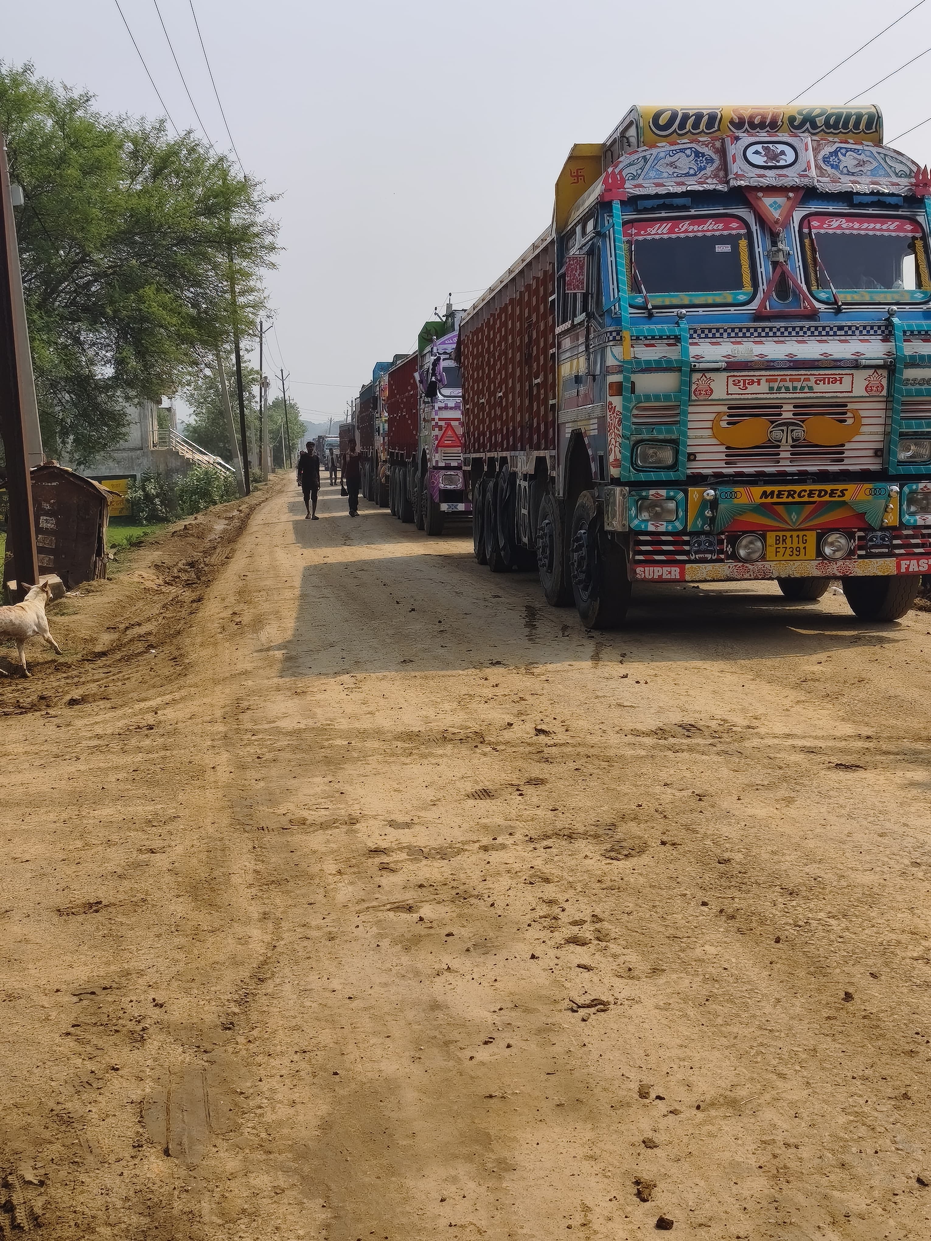 बालू लदे ट्रकों से लगा भीषण जाम, राहगीरों की बढ़ी परेशानी