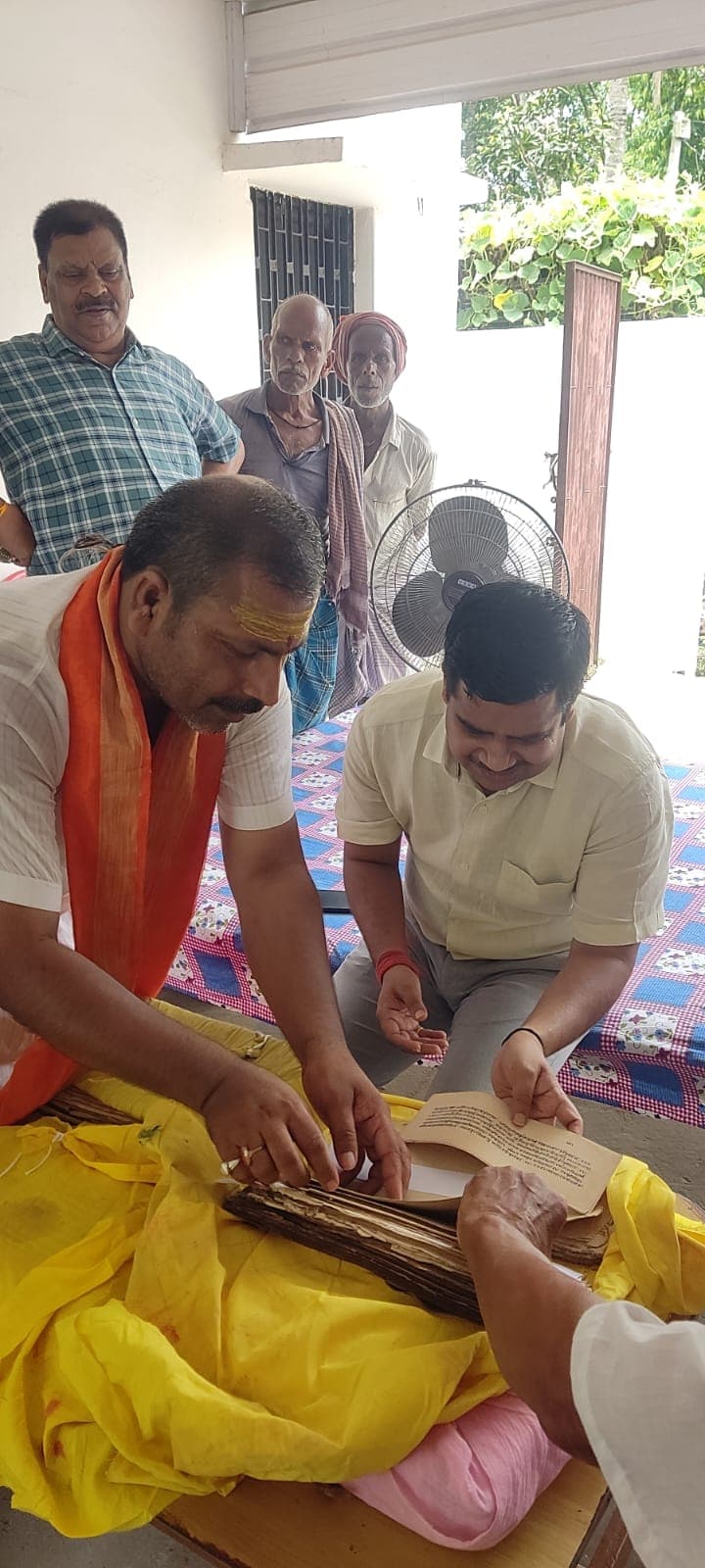 गौरवशाली विरासत को मिला नया सम्मान : डीएम-एसपी ने गोसपुर पहुंच दुर्लभ पांडुलिपियों का किया अवलोकन