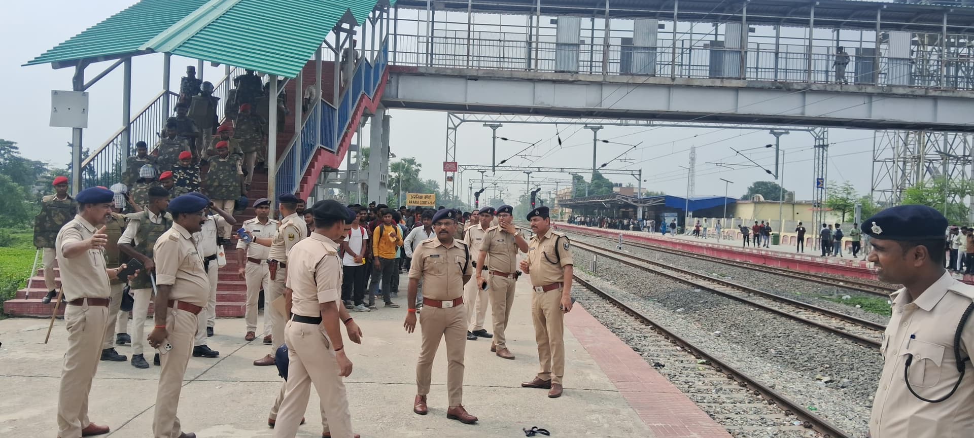 परीक्षा देने आये अभ्यर्थियों की भीड़ को देखते हुए रेलवे स्टेशन पर बढ़ाई गयी थी सुरक्षा