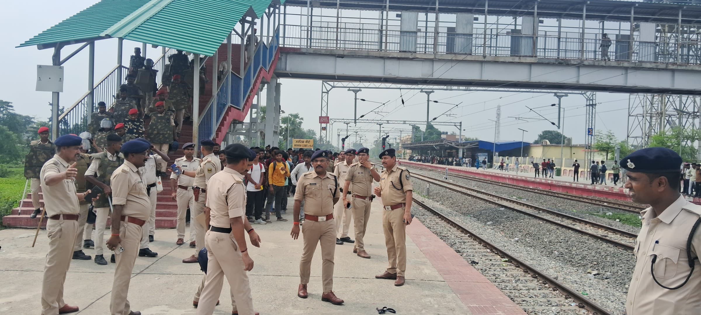 परीक्षा देने आये अभ्यर्थियों की भीड़ को देखते हुए रेलवे स्टेशन पर बढ़ाई गयी थी सुरक्षा