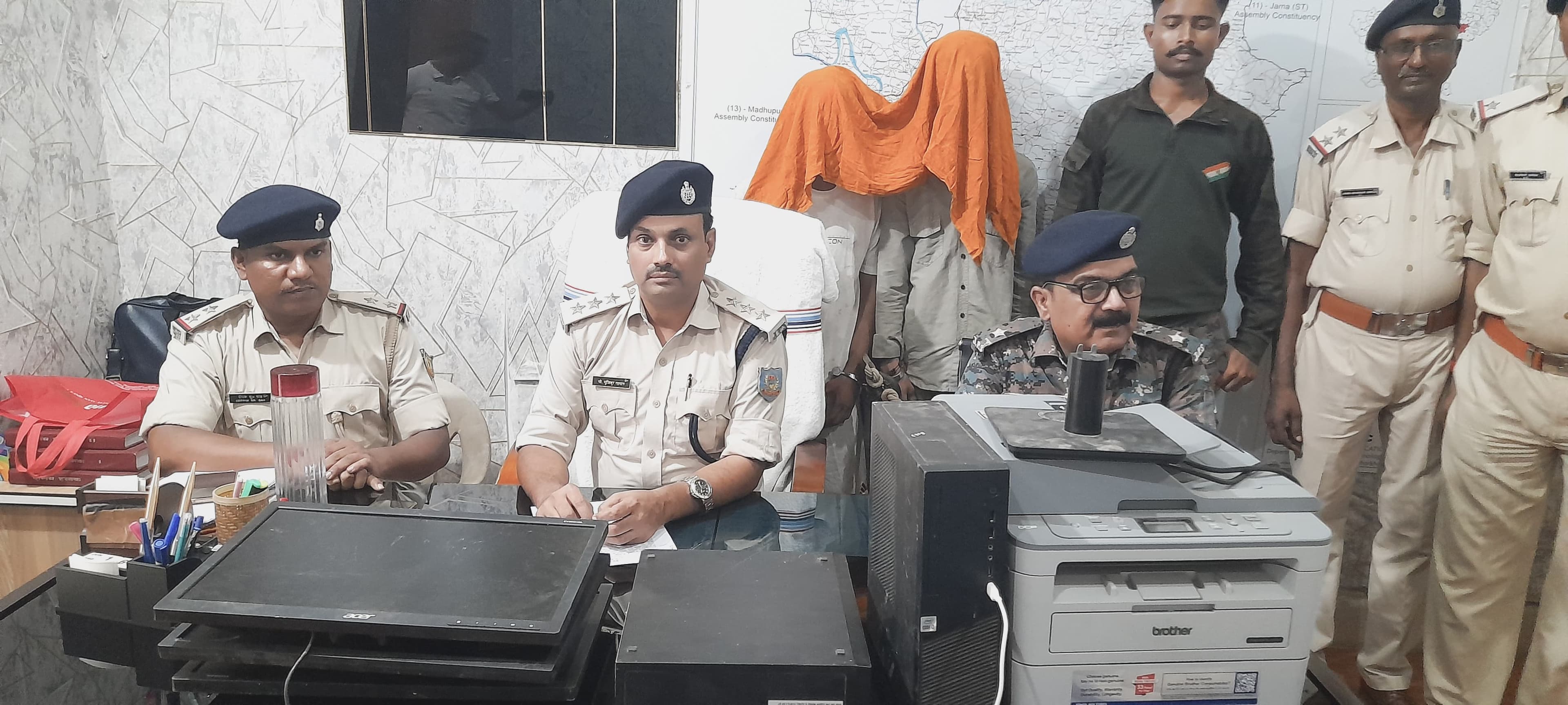 स्कूल से चोरी हुए सामान के साथ दो गिरफ्तार, एक निरुद्ध