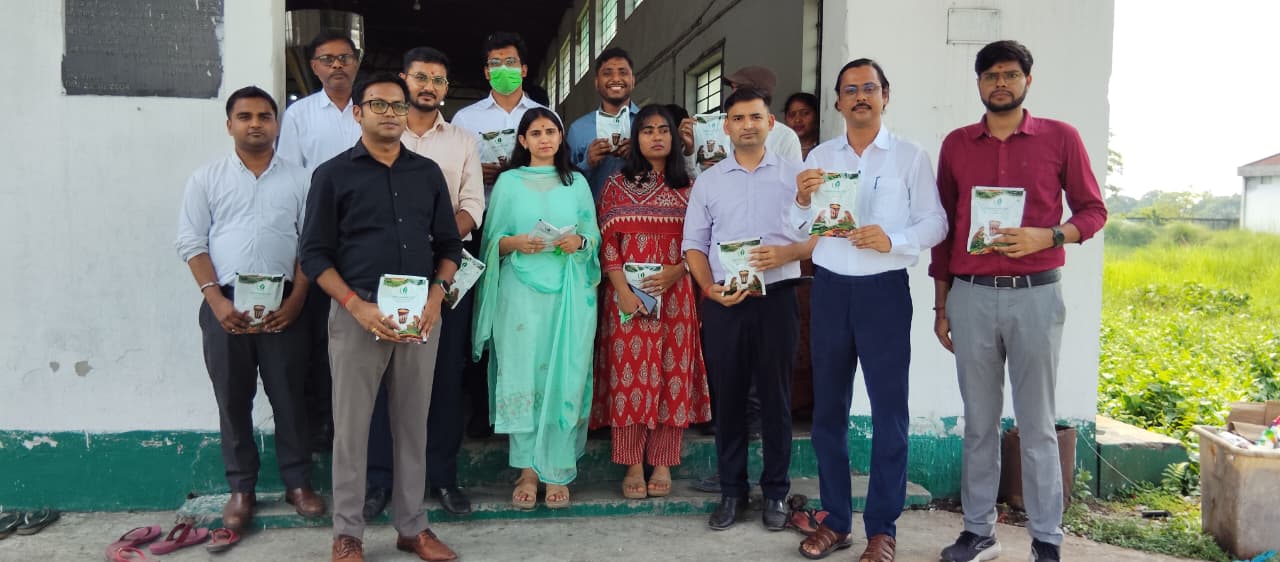 प्रशिक्षु आईएएस अधिकारियों ने जीविका दीदियों के संचालित टी फैक्ट्री का किया भ्रमण
