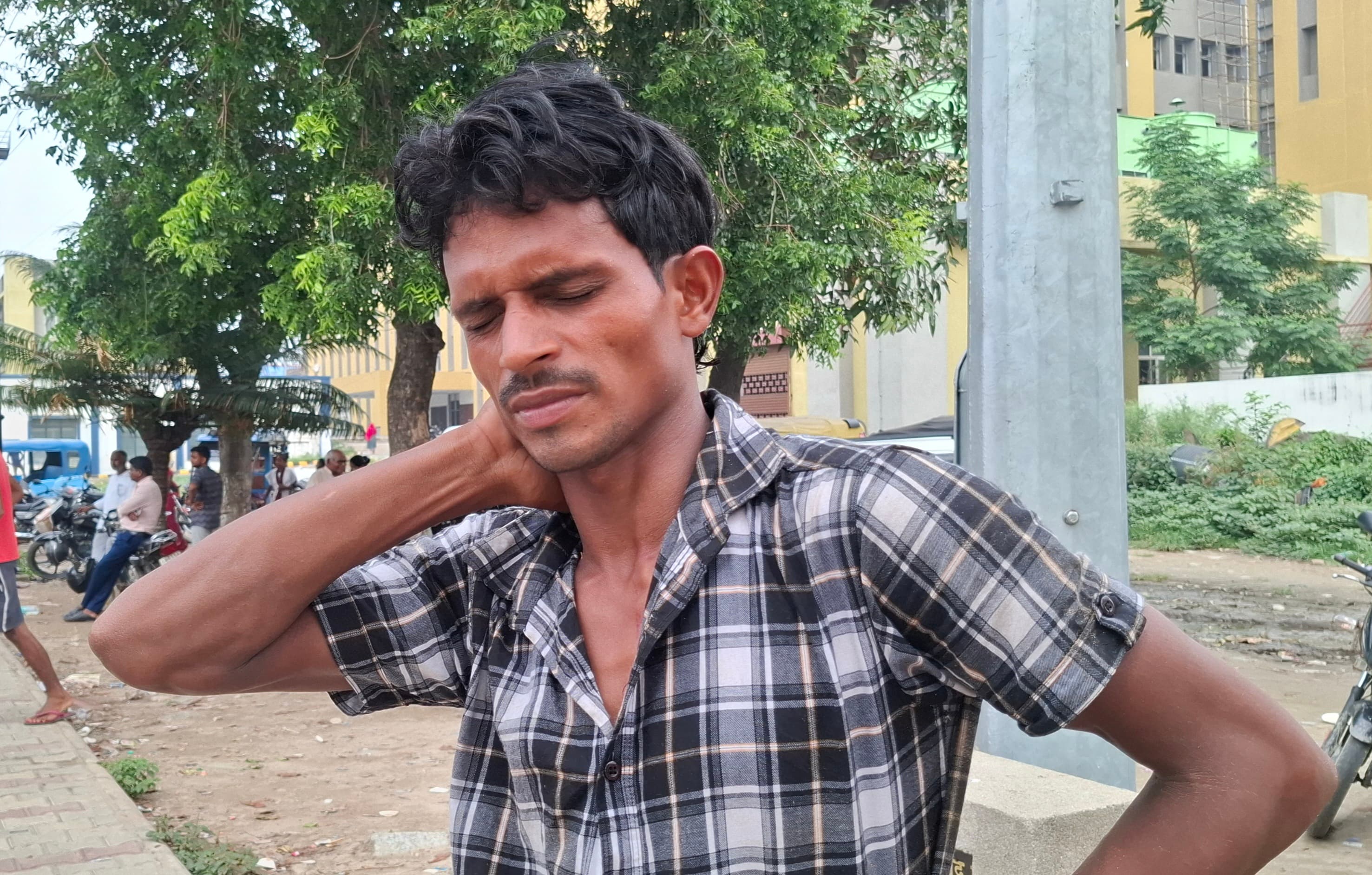 लोन पर ली बाइक की किस्त नहीं चुकायी तो दबंगों ने बीच सड़क पर बेरहमी से पीटा, बाइक छीनी