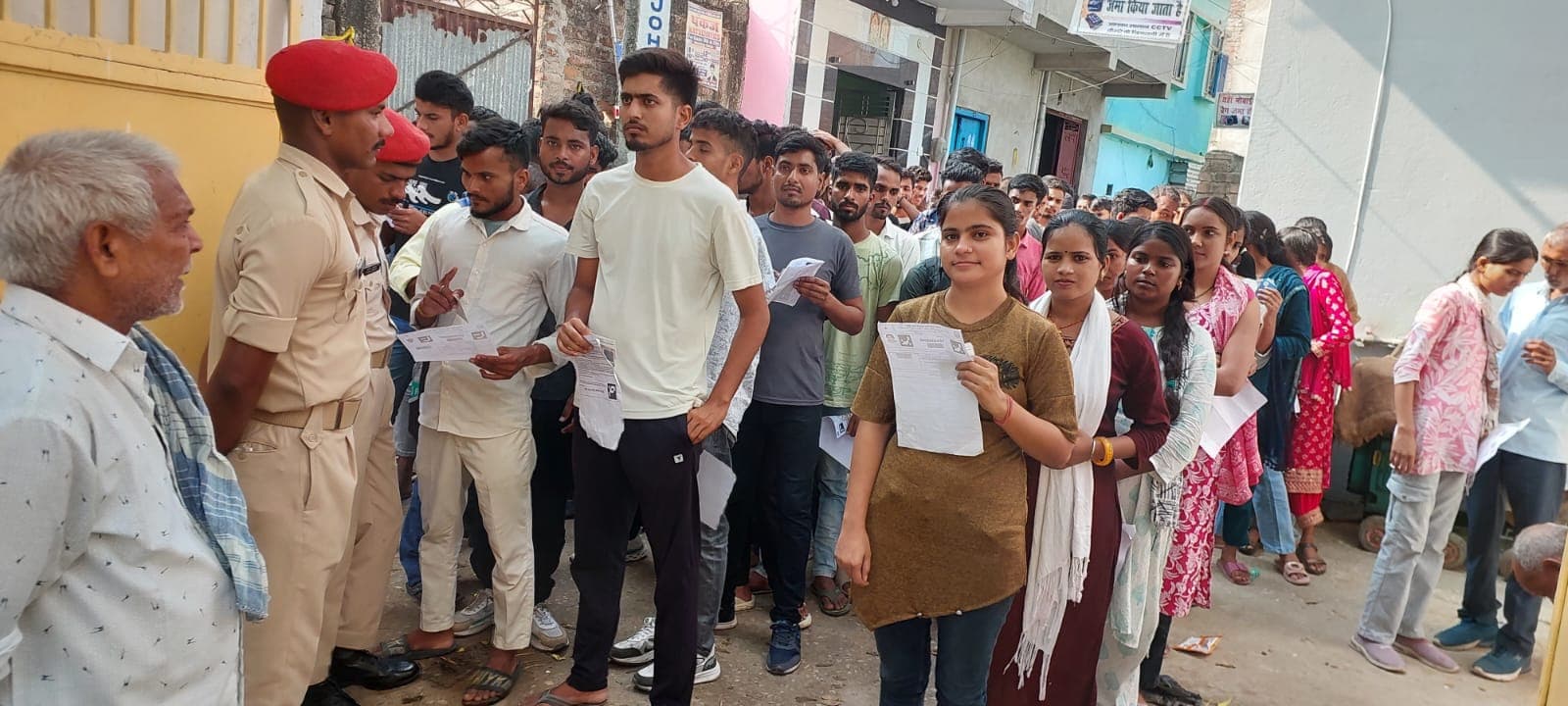 प्रथम पाली में 2490 व द्वितीय पाली में 2383 परीक्षार्थी रहे अनुपस्थित