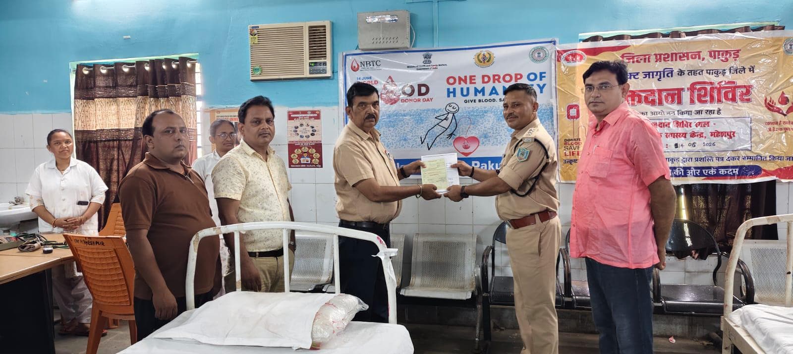 रक्तदान दिवस पर एसडीपीओ विजय कुमार ने किया रक्तदान