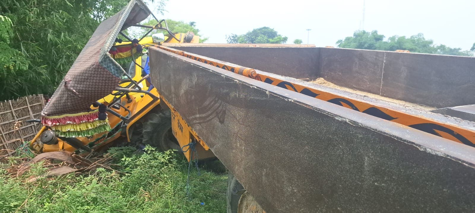 एनएच- 31 पर ट्रक-ट्रैक्टर के बीच आमने-सामने की टक्कर
