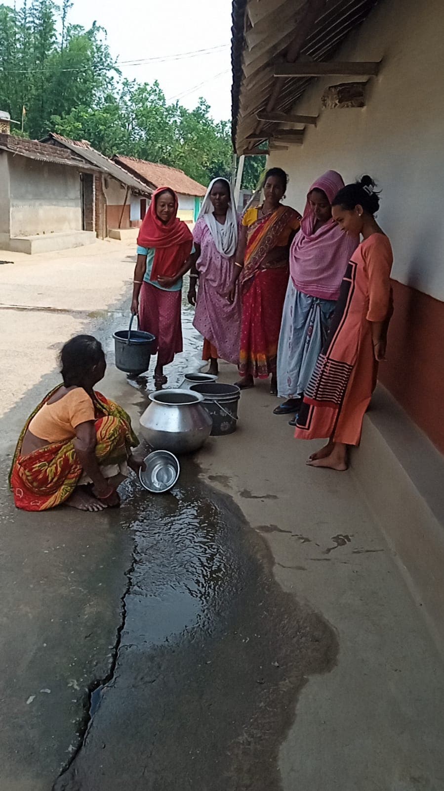 Jamshedpur News : 15 माह से फटा है जलापूर्ति योजना का पाइप, रोजाना बह रहा सैकड़ों लीटर पानी
