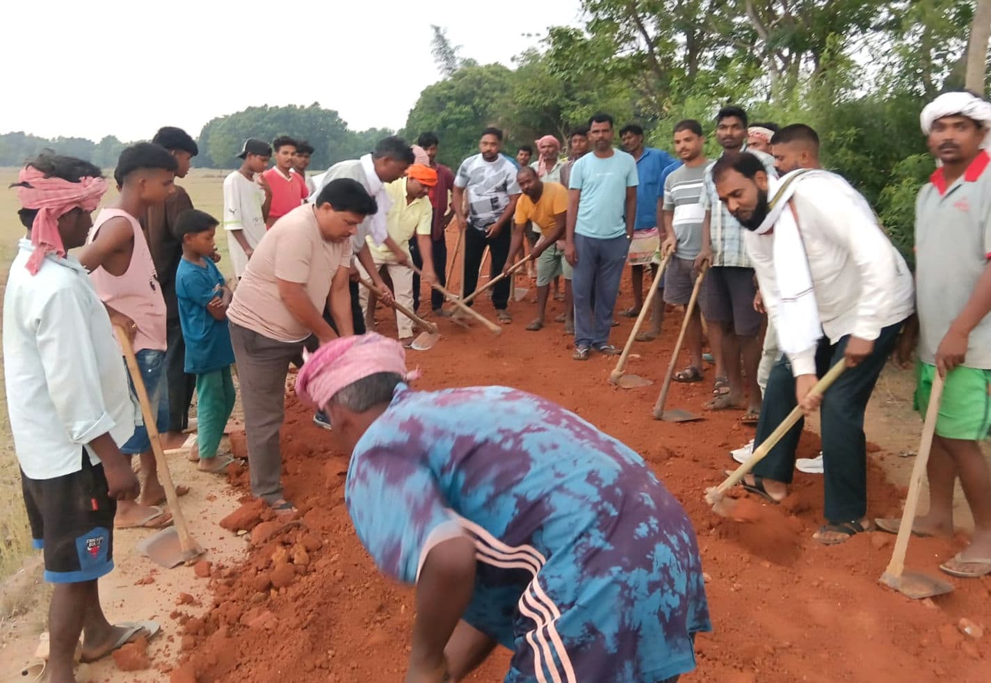 ग्रामीणों ने श्रमदान कर जर्जर सड़क की मरम्मत की
