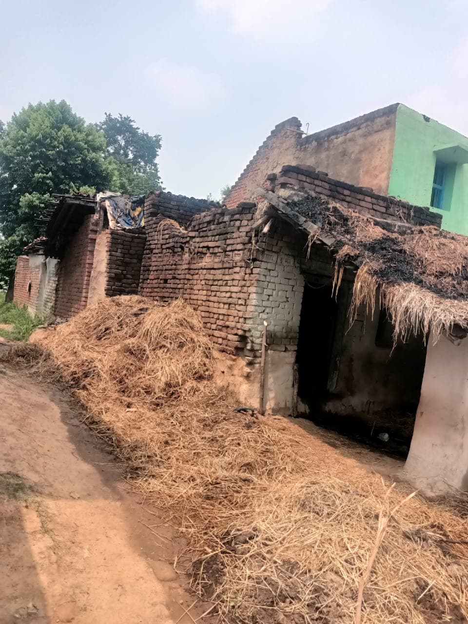 बड़ा केंदुआ गांव में आग लगने से फूस का घर जलकर राख